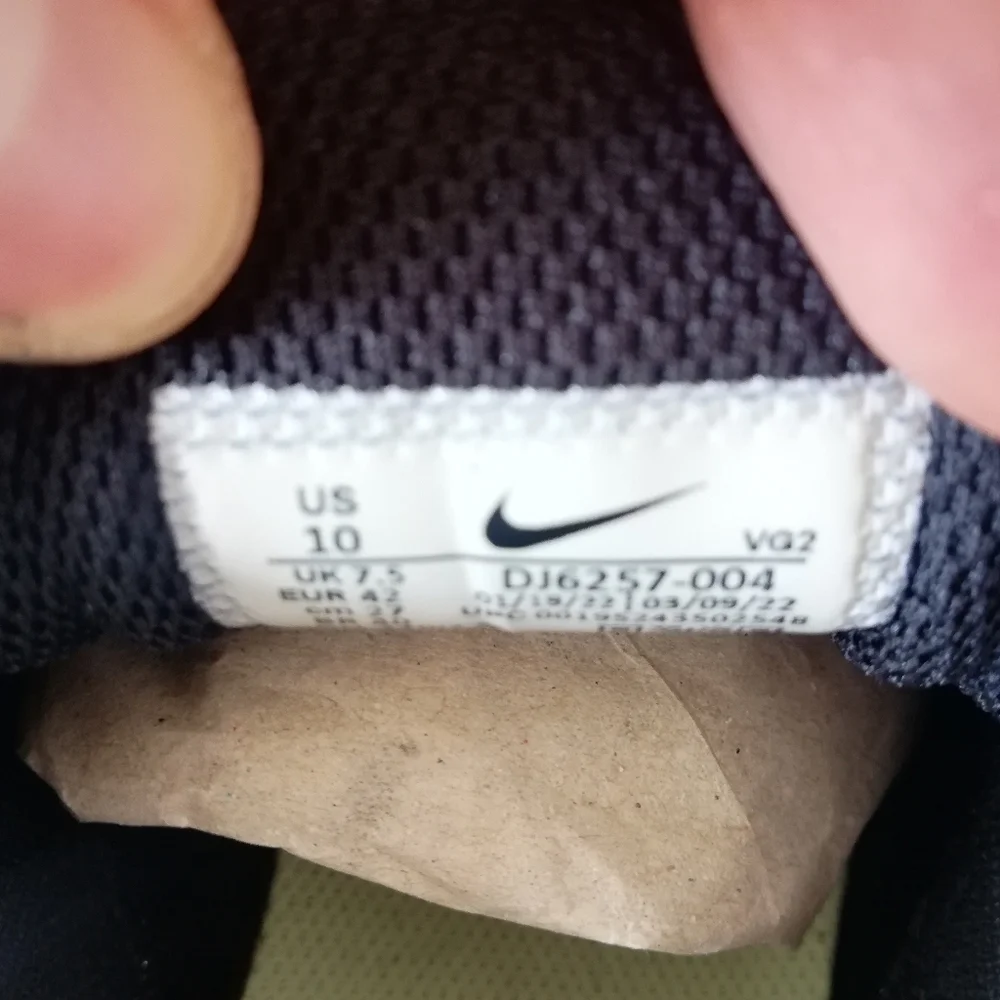 NIKE TANJUN BLACK/WHITE WOMEN'S US SIZE 10 LIKE NEW - Picture 10 of 11